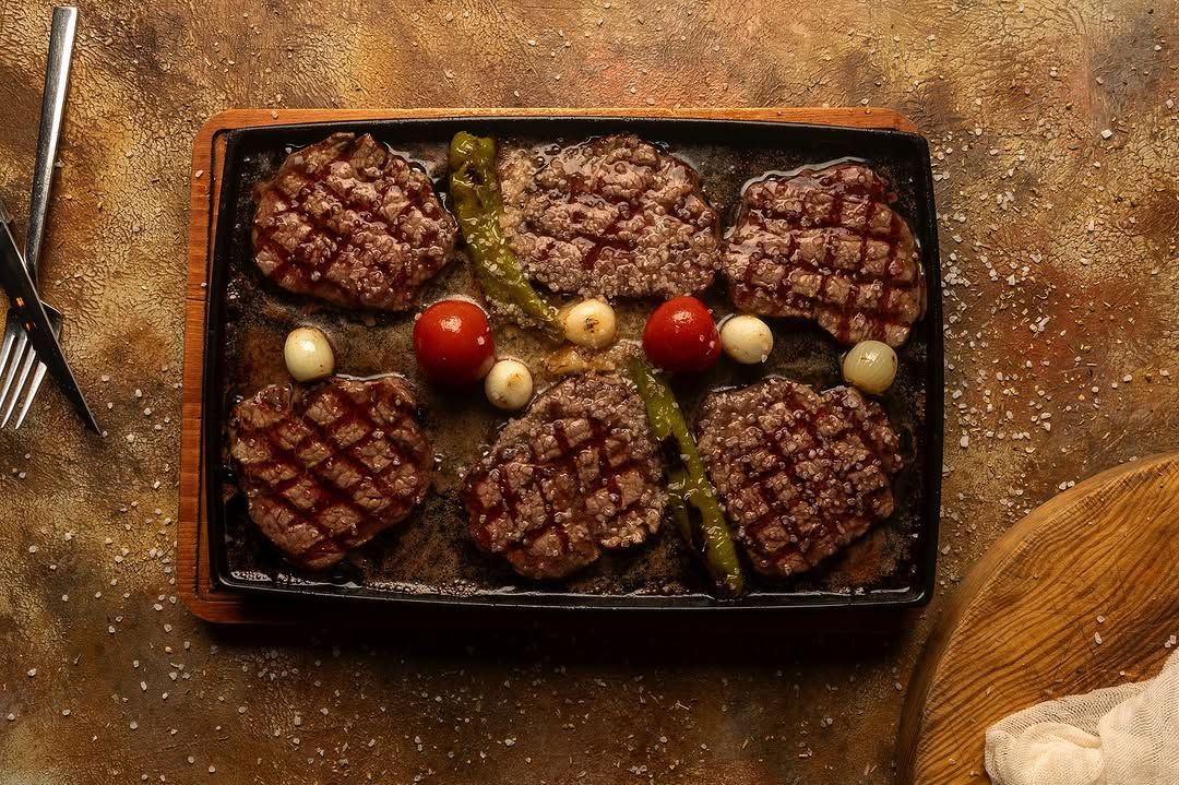 carne-de-vita-suculenta-cu-ceapa-caramelizata-si-legume